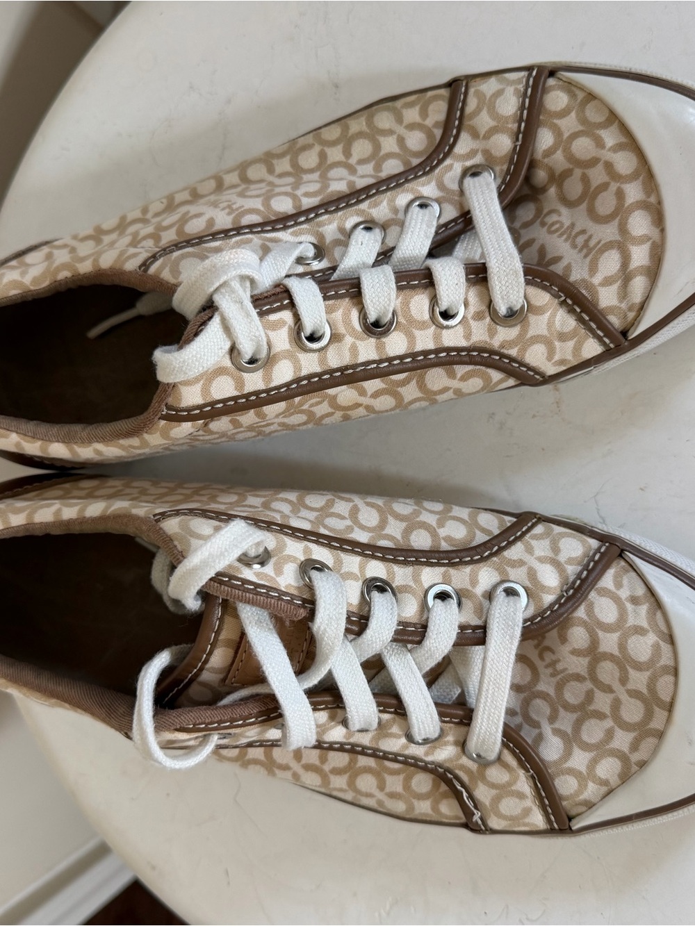 Coach woman’s Barrett vintage style logo lace up sneakers in a 9.5 - Picture 4 of 9